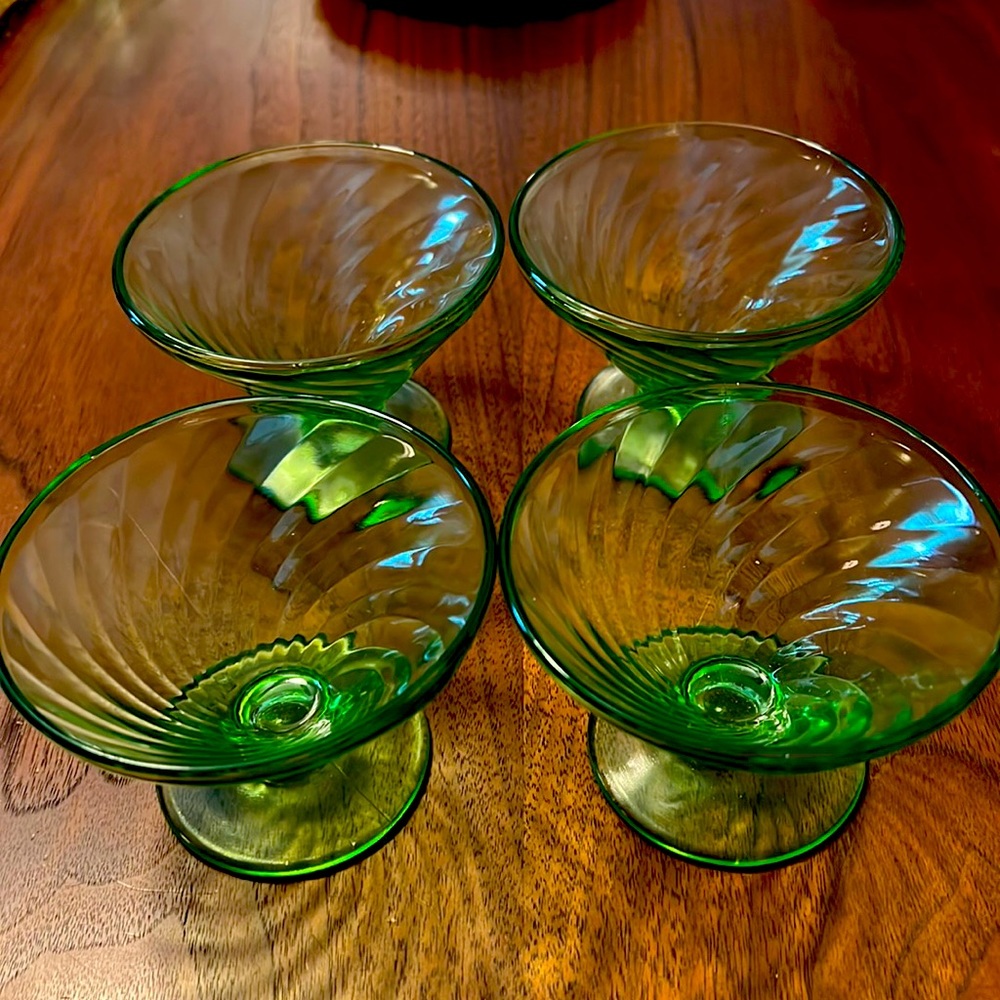 HP⭐️Vintage Anchor Hocking Uranium Green Dessert Bowls. Set of 4.
